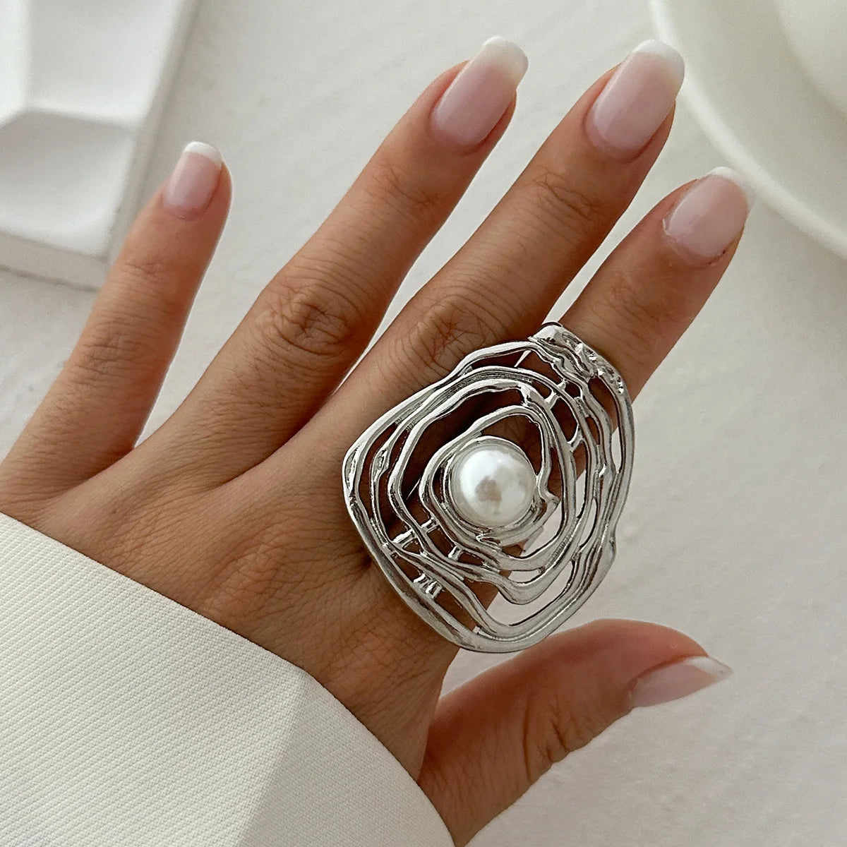 HUANZHI Punk Wrinkle Large Oval Imitation Pearl Rings Personality Exaggerated Vintage Geometric Jewelry for Women 2024 New
