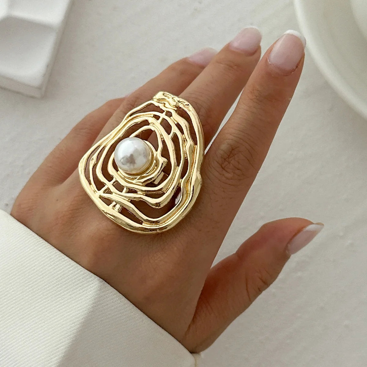 HUANZHI Punk Wrinkle Large Oval Imitation Pearl Rings Personality Exaggerated Vintage Geometric Jewelry for Women 2024 New