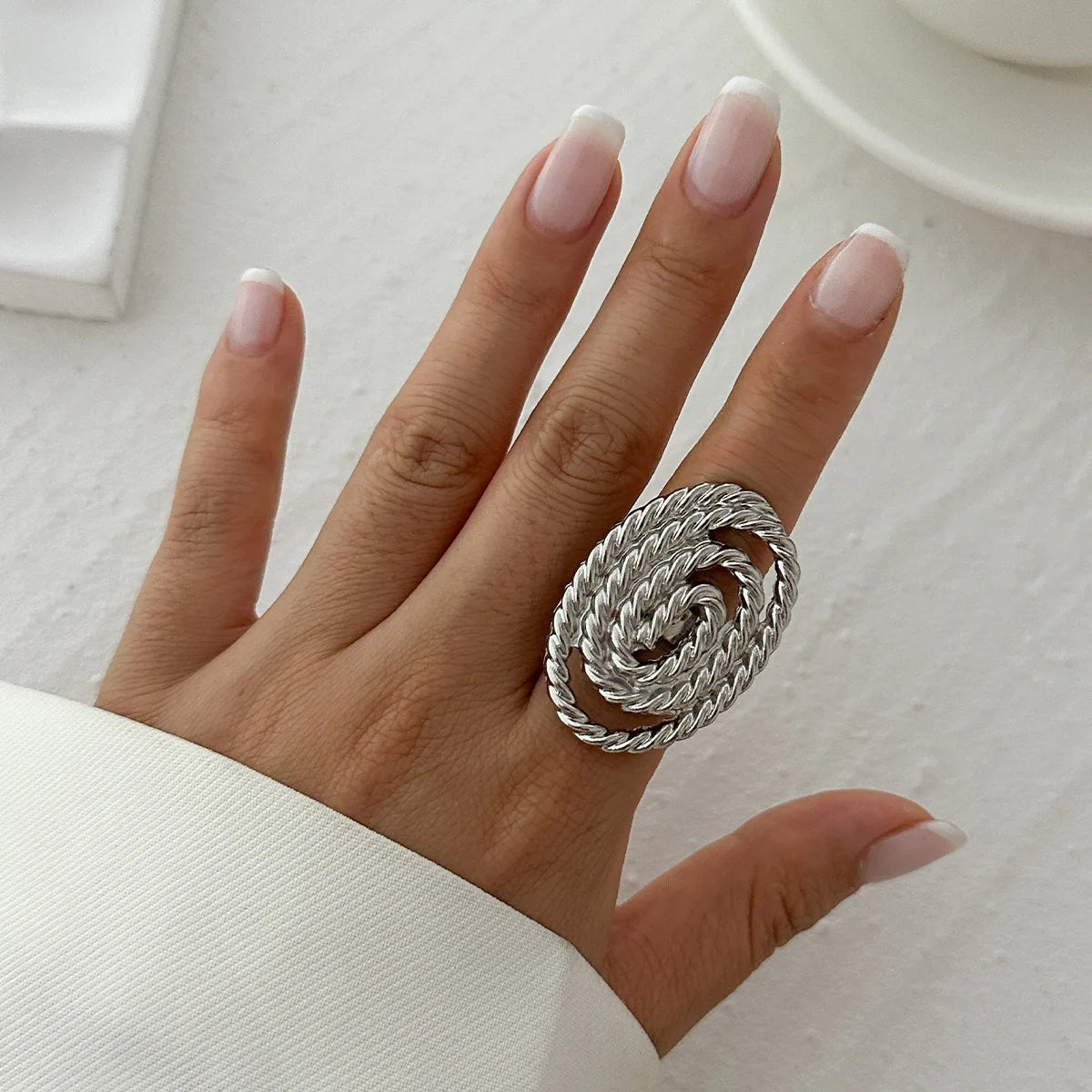 HUANZHI Punk Wrinkle Large Oval Imitation Pearl Rings Personality Exaggerated Vintage Geometric Jewelry for Women 2024 New